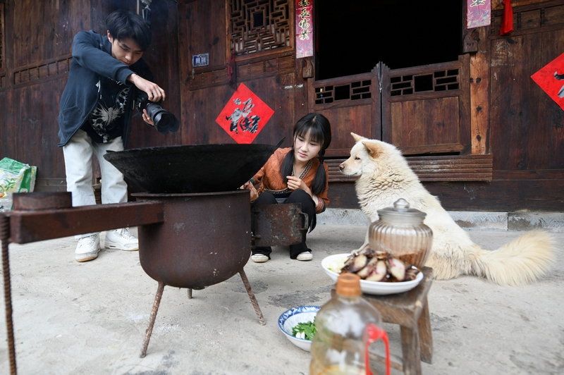 準備拍攝制作臘肉的短視頻。陳孝新攝