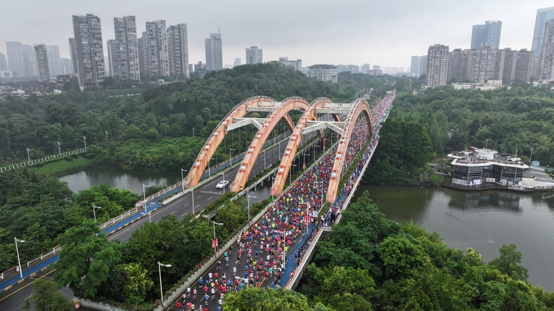 選手穿過(guò)觀(guān)山湖大橋。