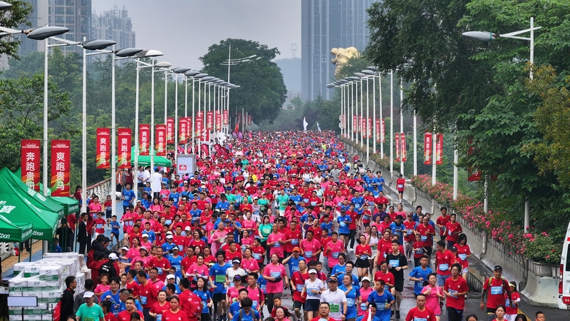 2024貴陽(yáng)馬拉松開(kāi)跑。