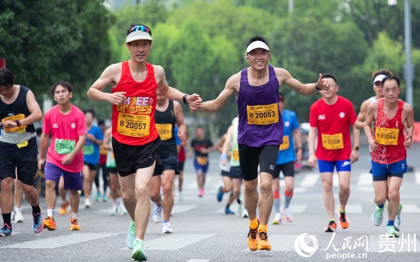 參賽選手在賽道上全力奔跑。人民網(wǎng)記者 高華攝