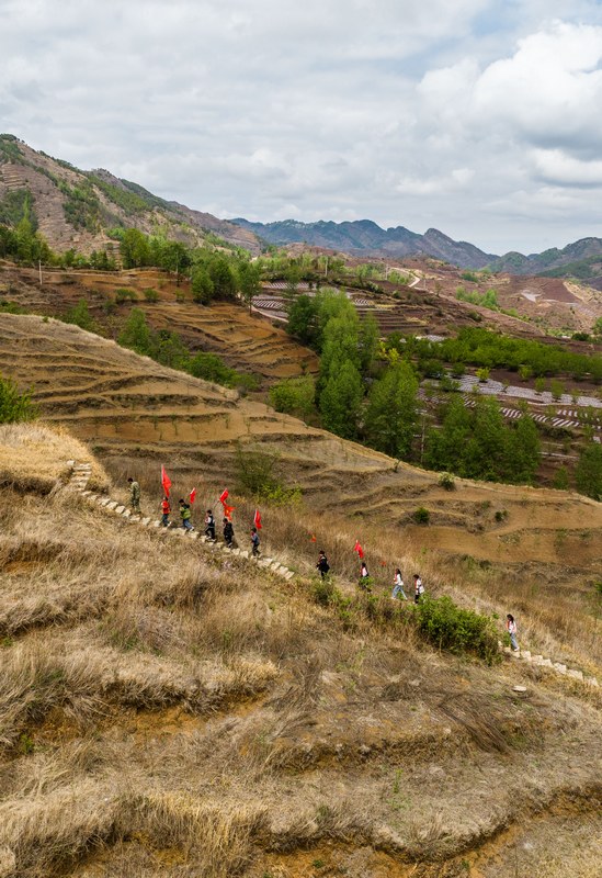 在畢節市威寧自治縣大街鎮，孩子們正在參加重走長(cháng)征路活動(dòng)。