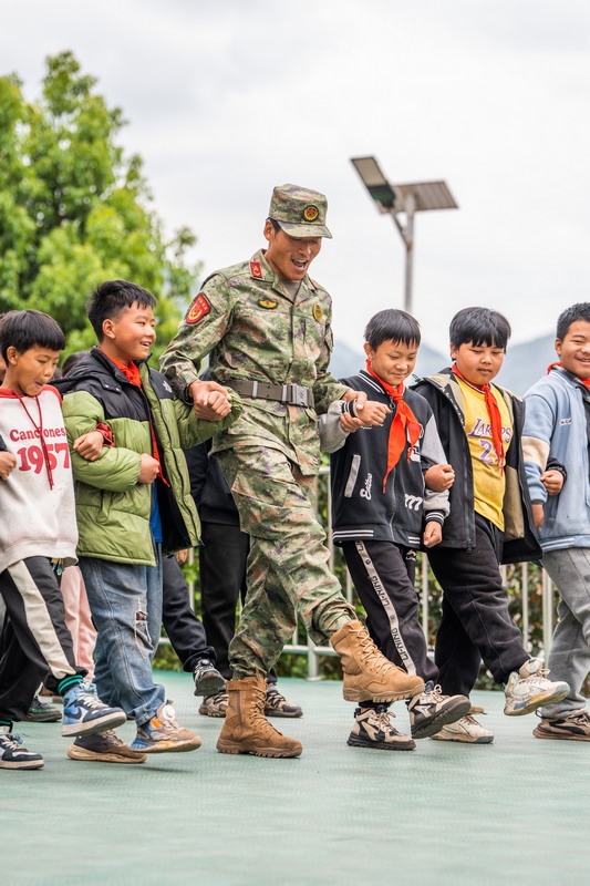 在畢節(jié)市威寧自治縣大街鎮(zhèn)八一小學(xué)，一名退役軍人帶領(lǐng)孩子們體驗(yàn)正步走。