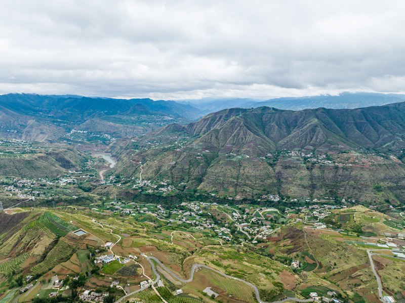 5月30日，在畢節(jié)市威寧自治縣玉龍鎮(zhèn)拍攝的高山深谷。