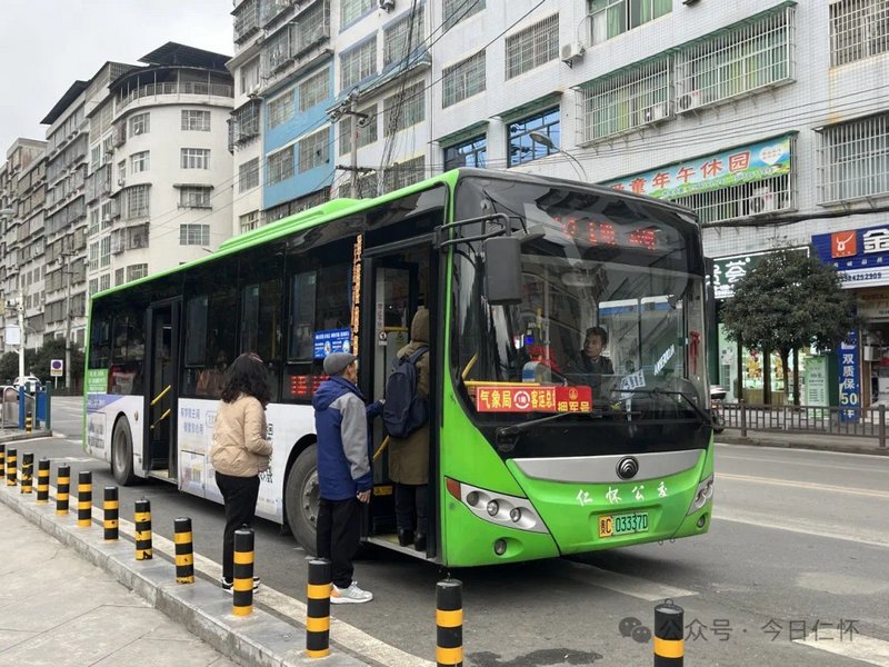 仁懷市民在市區(qū)站點(diǎn)有序上車。