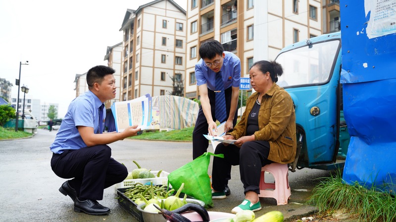 檢察干警通過發(fā)放宣傳資料向居民普及毒品知識。