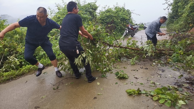 圖為：及時(shí)清理道路障礙物