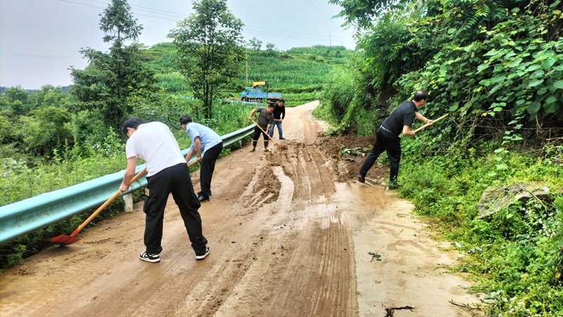 圖為：和平村村工作人員積極清理道路泥土障礙