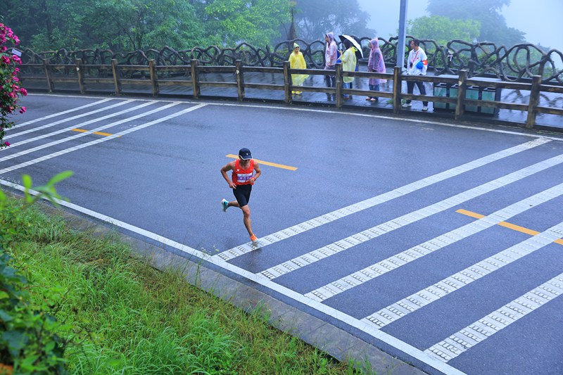 2024貴州·鎮(zhèn)寧黃果樹半程馬拉松現(xiàn)場。