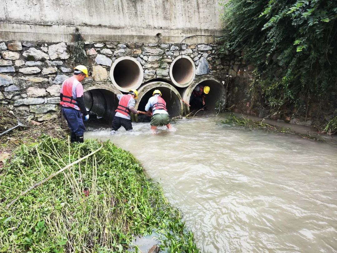 工作人員清理河道管道垃圾