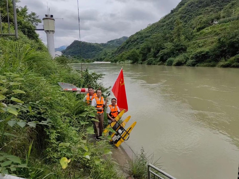 3、黨員先鋒隊(duì)在搶測(cè)洪峰。