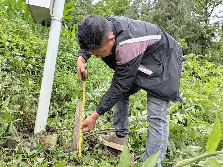 檢測員測量數(shù)據(jù)。