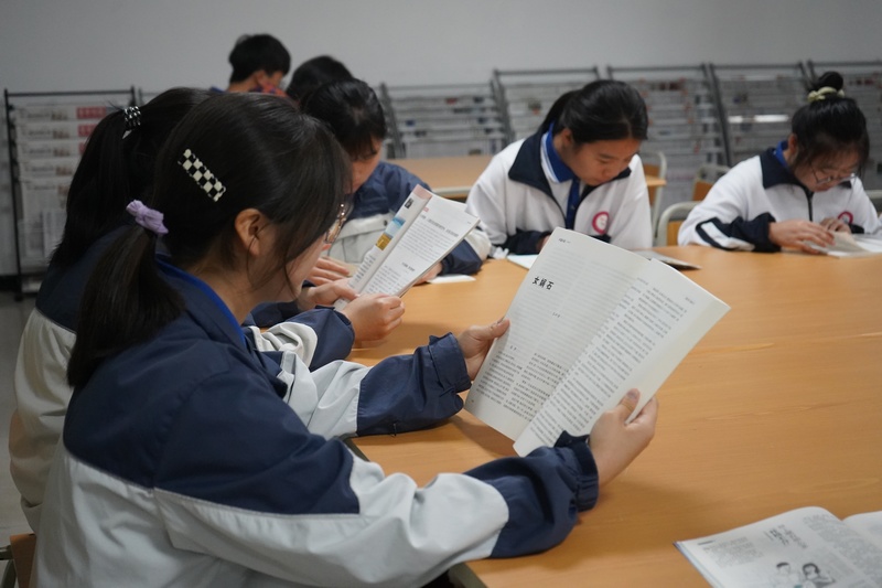 在開明圖書館內閱讀的學子。