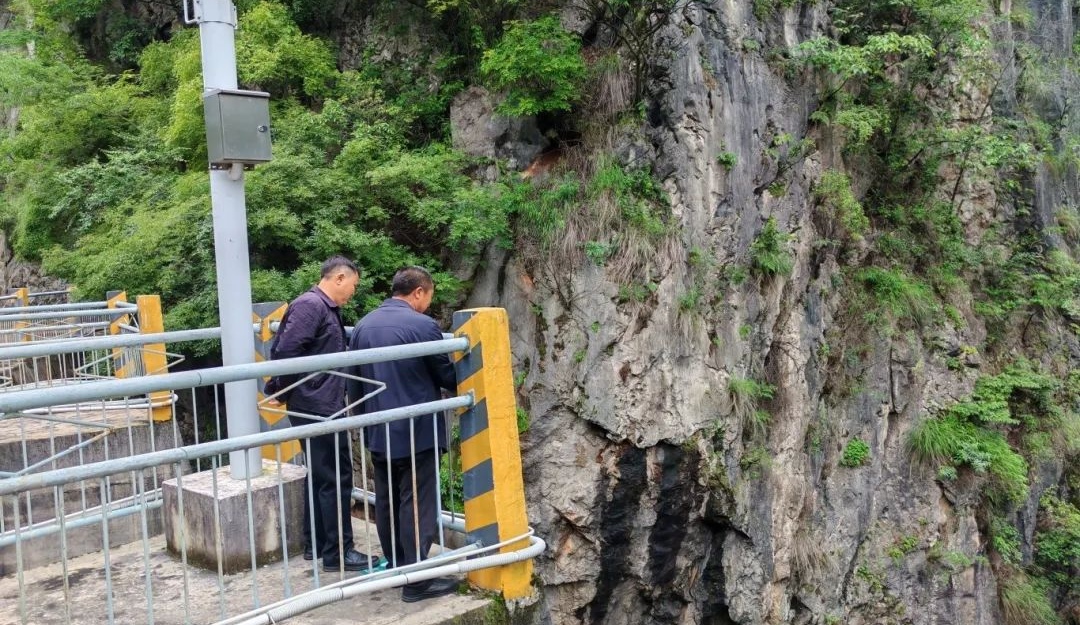 水城區阿戛鎮：多措并舉，筑牢汛期安全防線(xiàn)為做好地質(zhì)災害防范預警工作，全力保障人民群眾生命財產(chǎn)安全，入汛以來(lái)，水城區阿戛鎮密切關(guān)注雨情、水情變化，打好防汛“主動(dòng)仗”，鑄牢汛期“安全堤”，多措并舉鑄牢群眾生命安全防線(xiàn)。