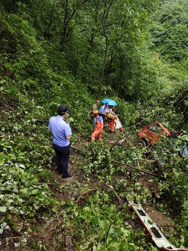 鎮(zhèn)遠交通事故致1人被困 消防部門緊急救援.jpg