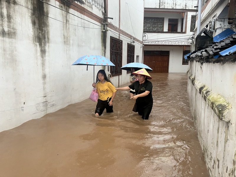 舊州鎮(zhèn)防汛救援最前線.jpg