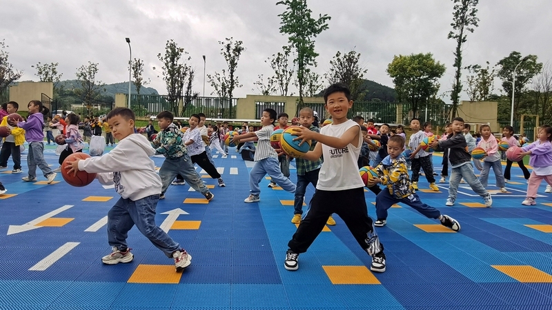 修文縣第四幼兒園的小朋友們在老師的帶領下依次開展了晨間活動、籃球操、集體教學活動展示和籃球對抗賽 修文縣融媒體中心查姜維 攝