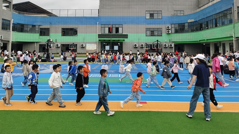 修文縣“幼有善育·健康為先”幼兒體育活動季暨學校“創(chuàng)先爭優(yōu)”展示活動在修文縣第四幼兒園舉行 修文縣融媒體中心查姜維 攝