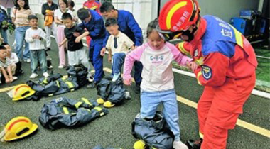 “走出去、請進(jìn)來(lái)”筑牢校園安全“防火墻”