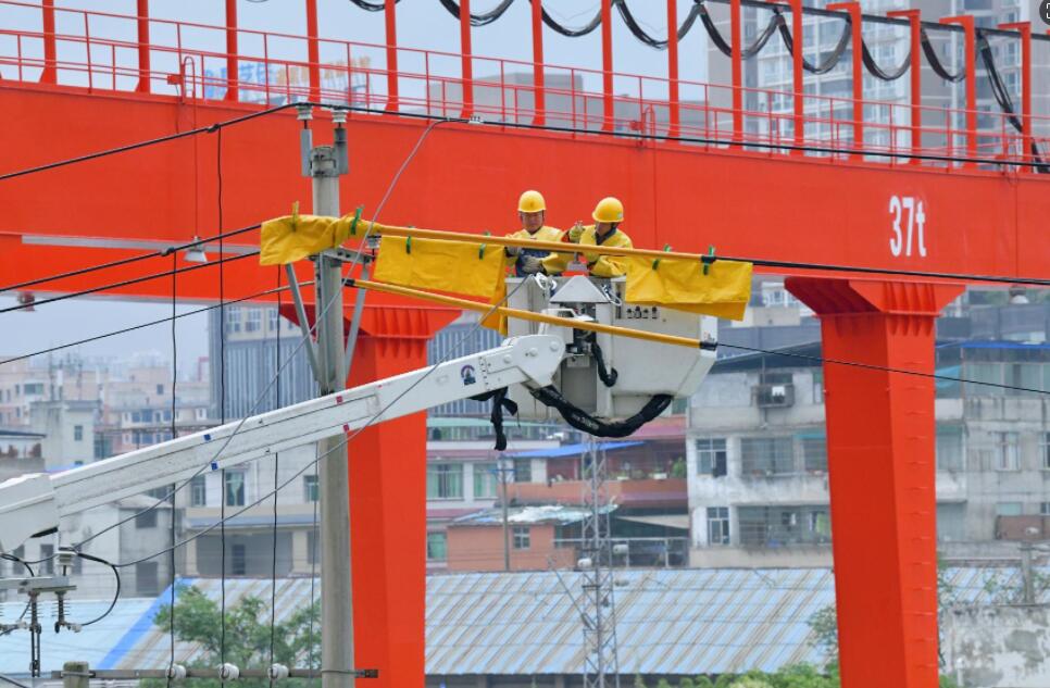 在安順市西秀區(qū)玉碗井安置小區(qū)，因暴雨天氣導致地下配電室水淹嚴重，為保障轄區(qū)358戶住戶用電，安順市郊供電局立即組織人員進駐值守，密切關注水位下降情況，并組織對玉碗井安置小區(qū)搭建臨時用電，裝設一臺500千伏安的變壓器。陳娟攝