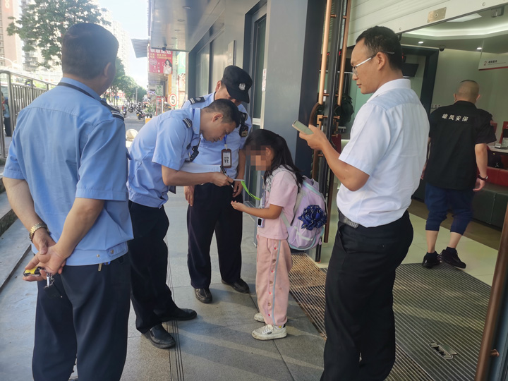 圖為轄區(qū)民警現(xiàn)場詢問走失孩童情況，確認(rèn)走失孩童身份信息。圖為工行花溪支行提供