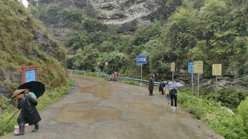 黨員干部、志愿者積極開展巡河護(hù)河及河道清理整治行動(dòng) (1)