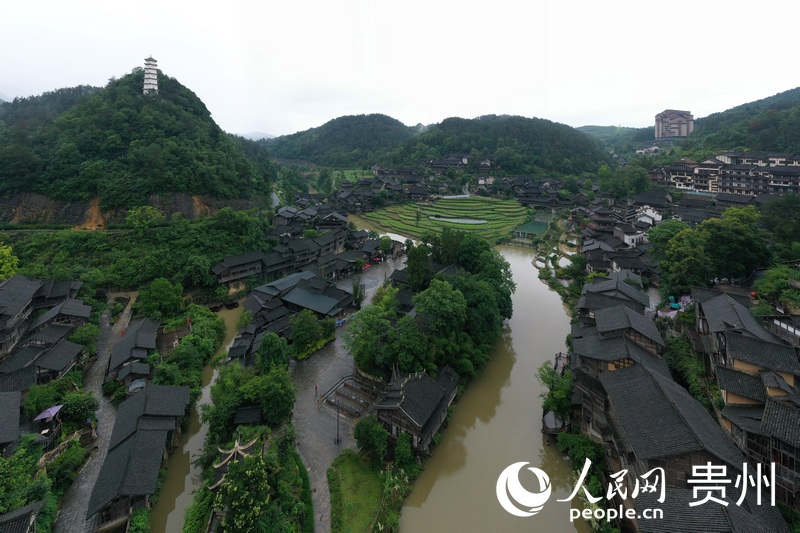 雨后的烏江寨景區(qū)山水寧靜，宛如水墨畫。人民網(wǎng)記者 翁奇羽攝