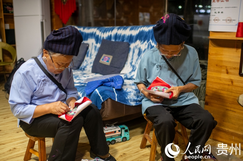 繡娘們正在趕制繡片。人民網(wǎng)記者 翁奇羽攝