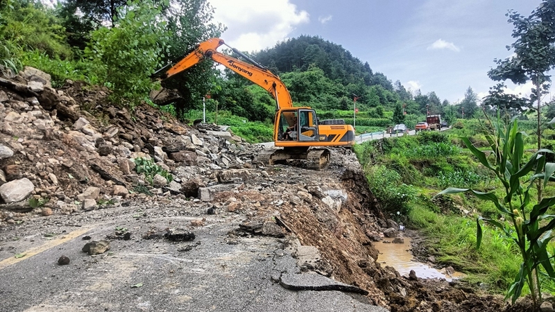 持續(xù)的強降雨，導(dǎo)致修文縣多處農(nóng)村公路出現(xiàn)邊坡塌方、路基沉降、擋土墻破損等情況 修文縣融媒體中心姜繼恒 攝