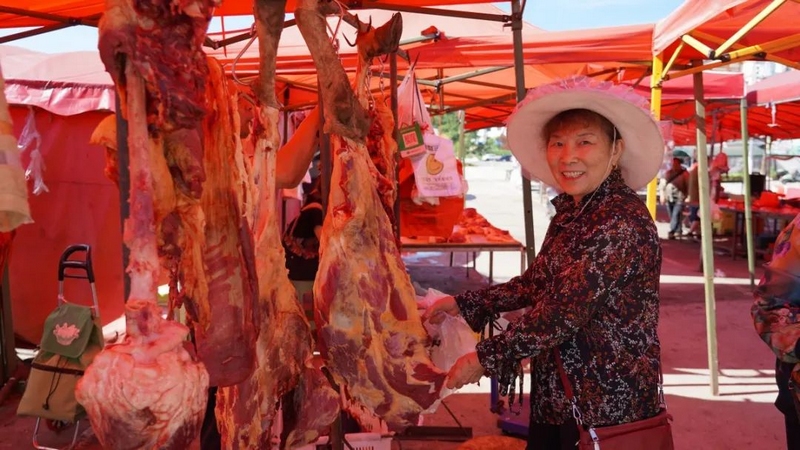 7月3日，在百里杜鵑花都城區(qū)，避暑游客在購(gòu)買新鮮牛肉。趙剛攝