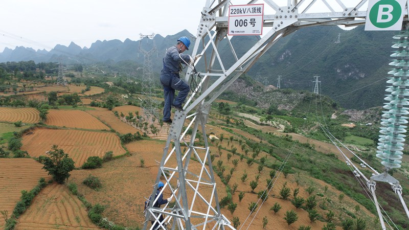 安順供電局輸電管理二所工作人員對220千伏八頂線進(jìn)行驗收。（倪純 攝）