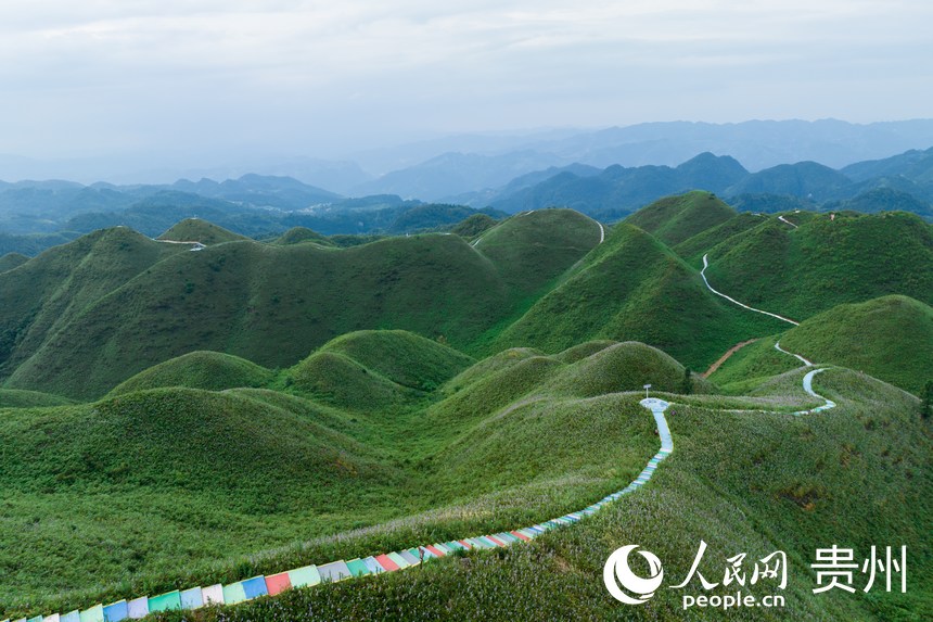 航拍金沙縣玉簪花云海景區(qū)。人民網(wǎng)記者 涂敏攝