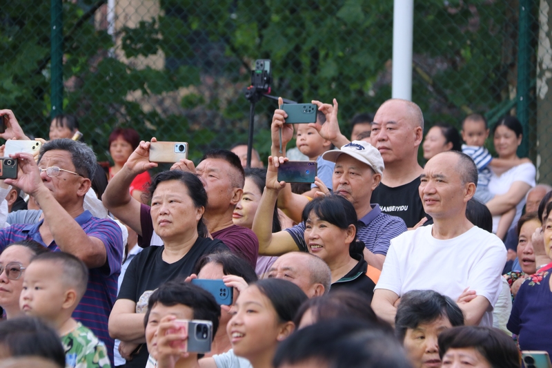 臺(tái)下群眾興高采烈  蘇布祥 攝