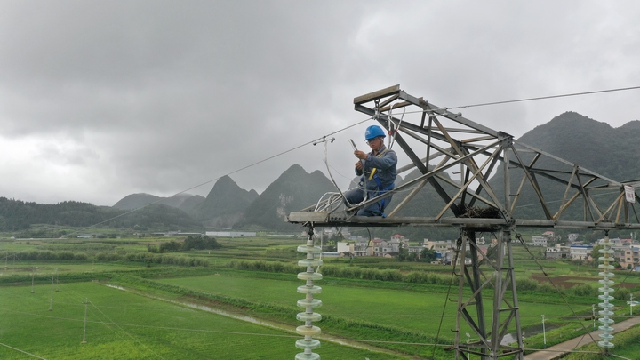 南方電網(wǎng)工作人員對220千伏的線路進(jìn)行檢修。