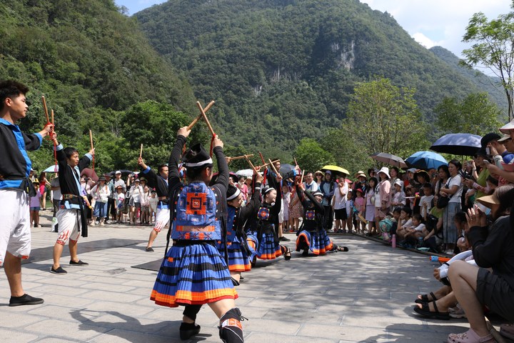 圖為小七孔景區(qū)內(nèi)開展的非遺展演。