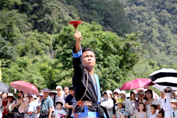 圖為小七孔景區(qū)內(nèi)開展的非遺展演。