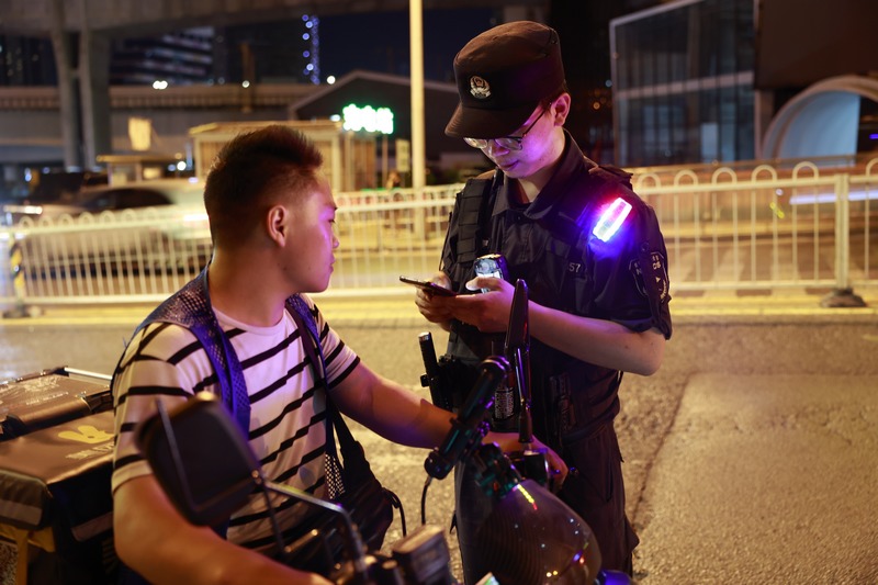 圖南明公安分局民警在轄區(qū)內(nèi)設卡盤查（攝影：王雨霖）.JPG