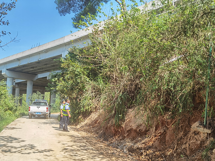 圖為邊坡滑坡地。