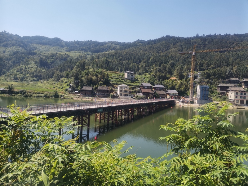 2 圖為在建的孖溫大橋