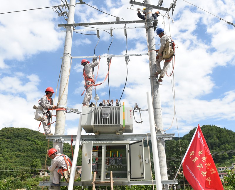 1、南方電網(wǎng)貴州電網(wǎng)公司“黨員突擊隊(duì)”正在安裝變壓器。陳舉 攝