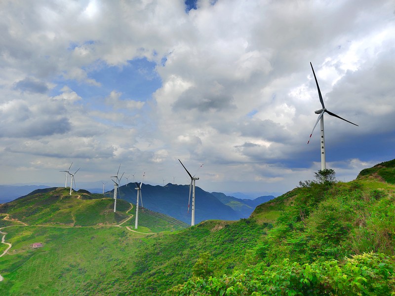 5、在銅仁市石阡縣的大頂山風(fēng)電場(chǎng)，24臺(tái)挺拔的“大風(fēng)車”迎風(fēng)轉(zhuǎn)動(dòng)，源源不斷輸送綠色能源。陳廈華 攝