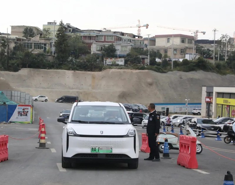 保安指揮過往車輛。