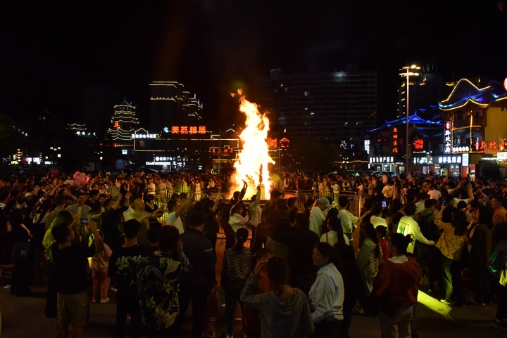 荔波古鎮(zhèn)篝火晚會(huì)。