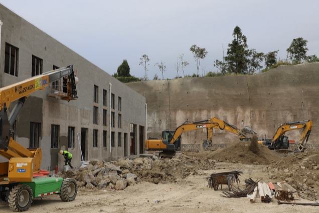 修文：國慶假期重大項目建設如火如荼國慶長假期間，在貴州省畜禽肉類冷鏈儲備項目施工現(xiàn)場，機器轟鳴聲不斷，廣大建設者依然奮戰(zhàn)在施工一線，保質量、趕工期，他們堅守在各自的工作崗位，以飽滿的工作熱情和昂揚的斗志，加快推進項目建設進度。