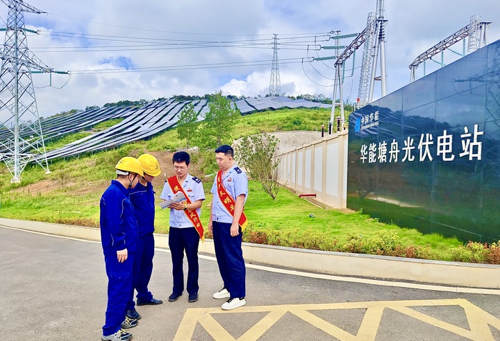 平塘稅務(wù)干部實(shí)地走訪光伏企業(yè)開展稅收宣傳。