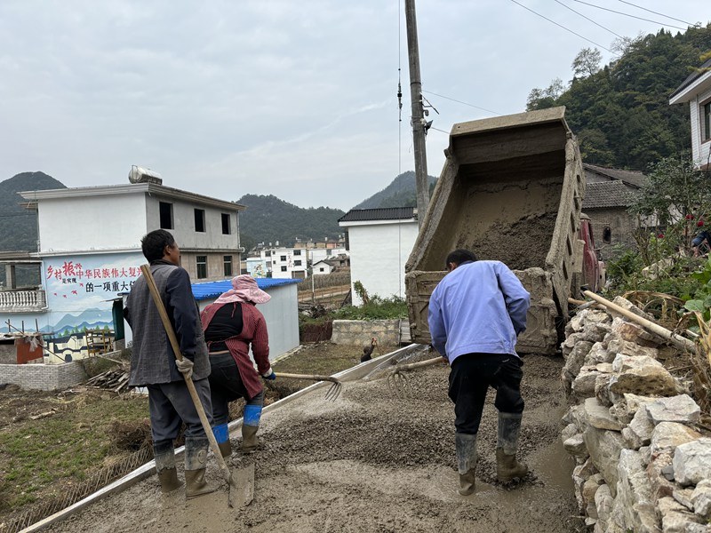 村民們正在修繕路面。