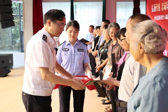 吳道明向捐贈(zèng)人頒發(fā)了捐贈(zèng)證書(shū)，并向他們表示衷心的感謝